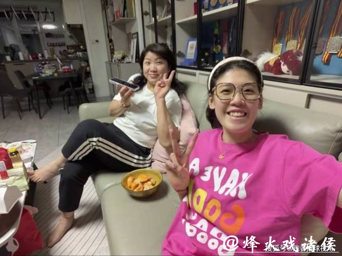 李盈莹返回天津!妈妈陪伴康复,戴眼镜显呆萌,追剧享受美食 李盈莹返回天津!妈妈陪伴康复,戴眼镜显呆萌,追剧享受美食